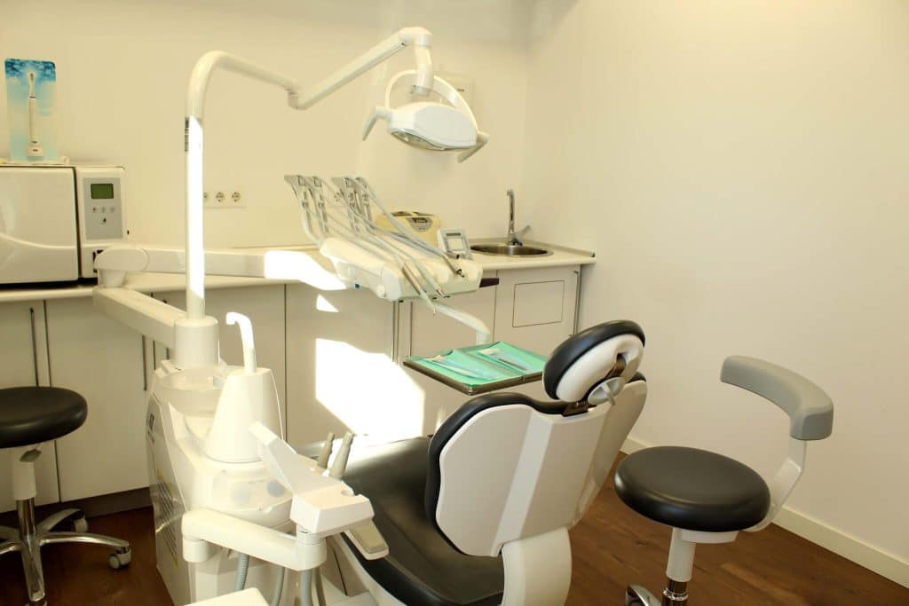 Interior de la Clínica Dental Santa Mónica con gabinete odontológico equipado