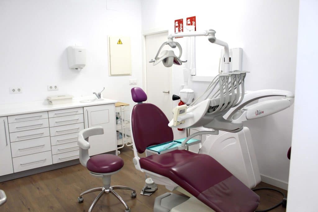 Sala de tratamiento de la Clínica Dental Santa Mónica con sillón odontológico