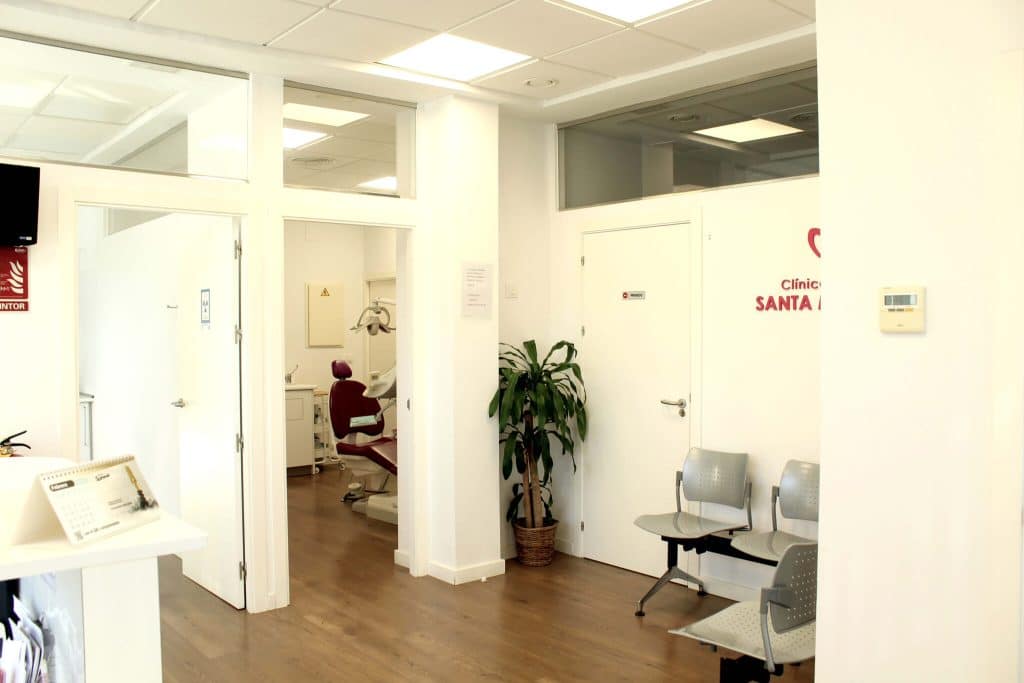 Recepción o sala de espera de la Clínica Dental Santa Mónica